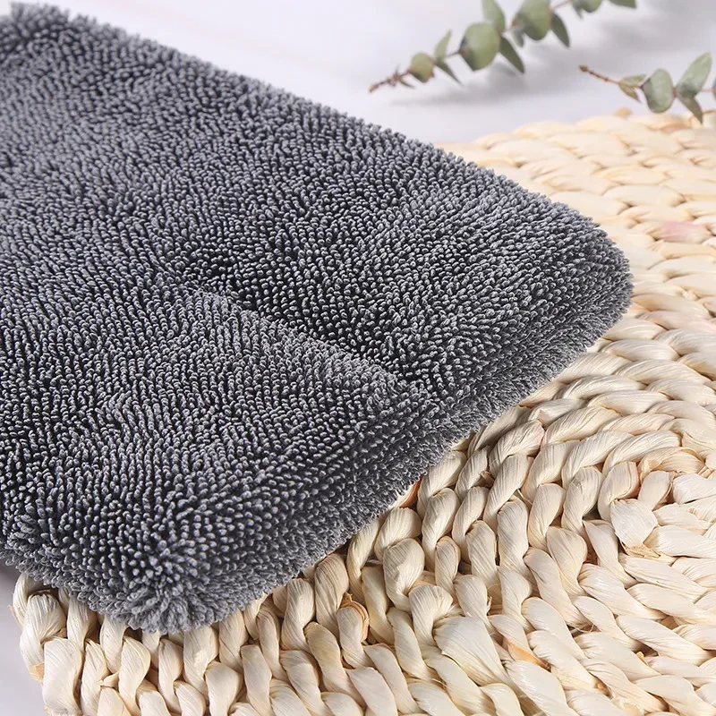 Gray Spiral Microfiber Gloves – Scratch-Free Car Cleaning Tool